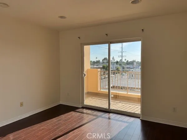 $3,300 | 13525 Vanowen Street, Unit 301, Van Nuys, CA 91405