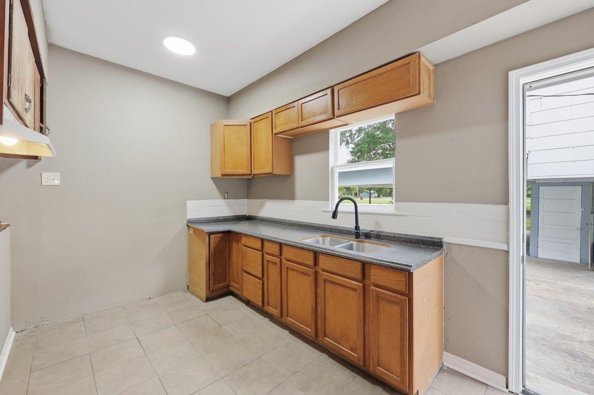 1098 Terry Road Vidor, TX 77662 - Photo 15 of 46