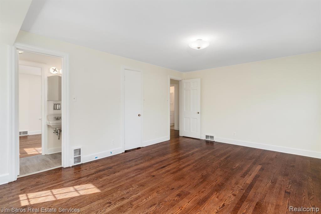 1689 Broadstone Road Grosse Pointe Woods, MI 48236 - Photo 18 of 35