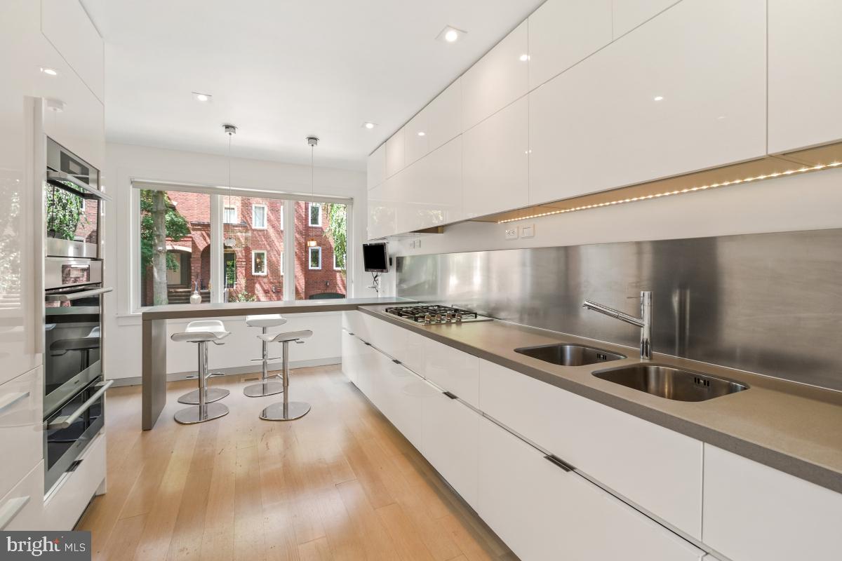 3927 Georgetown Court Northwest Washington, DC 20007 - Photo 6 of 36