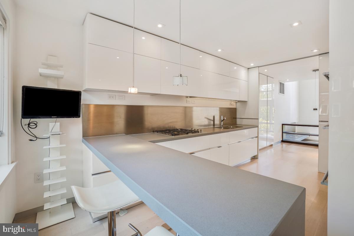 3927 Georgetown Court Northwest Washington, DC 20007 - Photo 7 of 36 Kitchen with breakfast bar