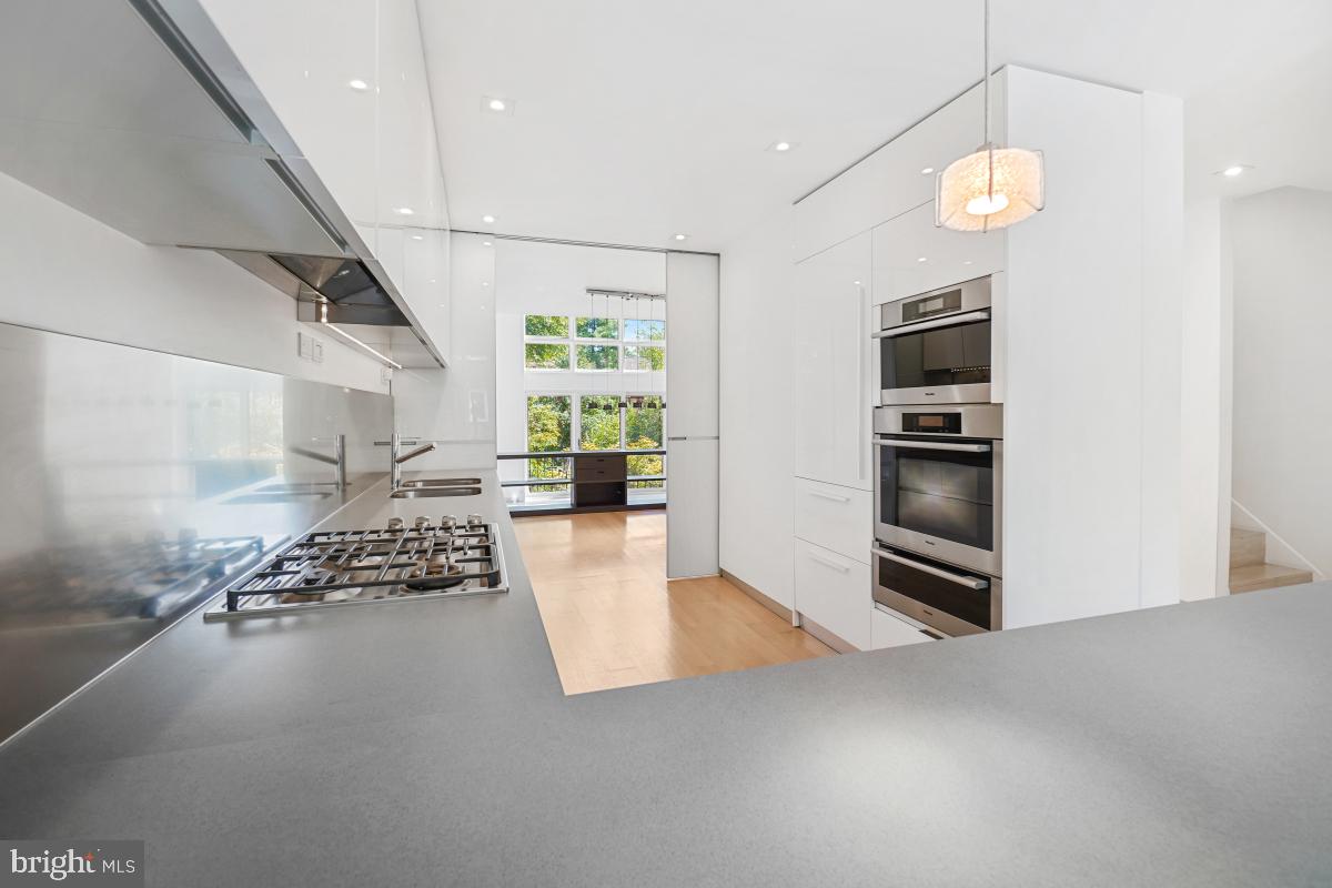 3927 Georgetown Court Northwest Washington, DC 20007 - Photo 8 of 36