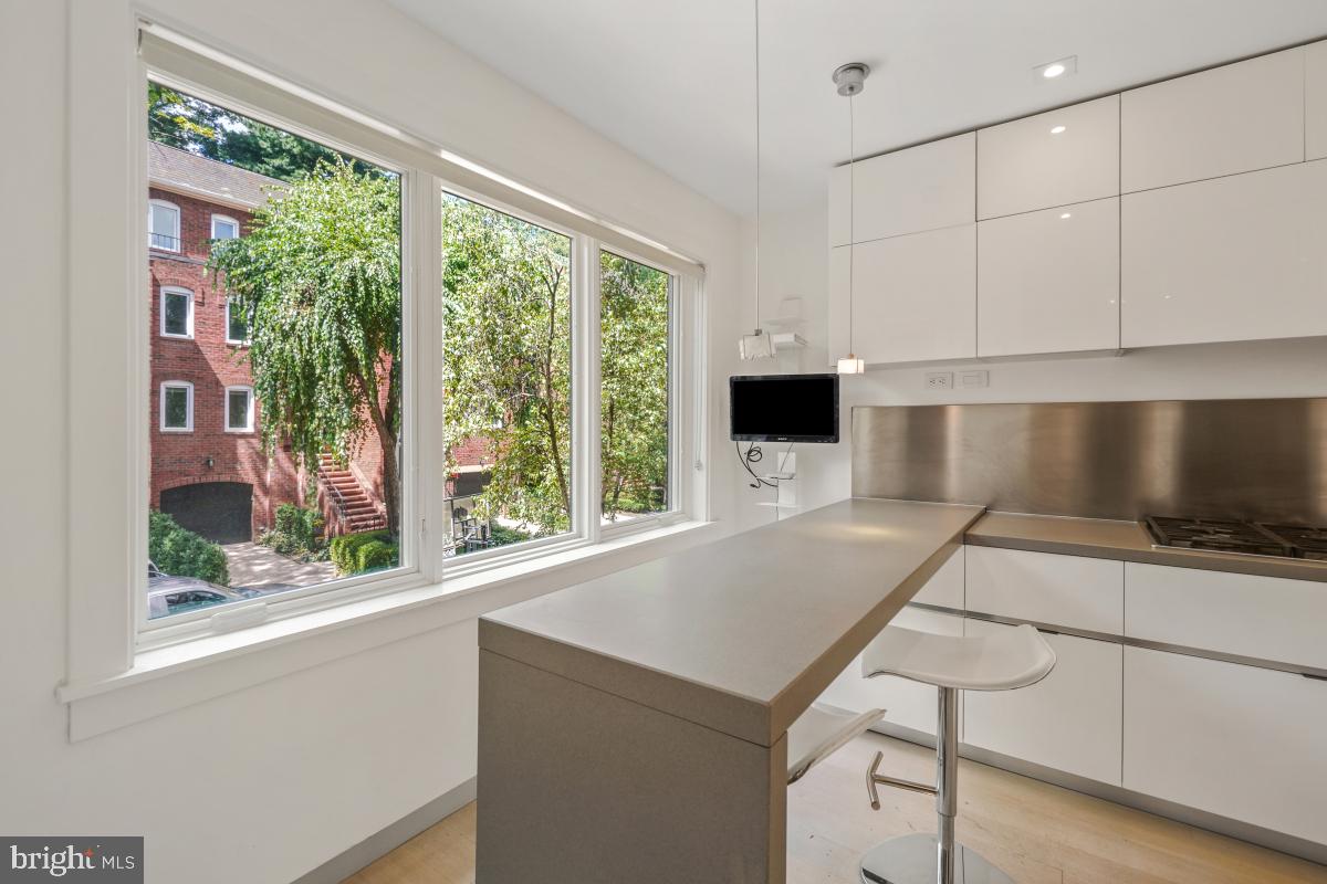 3927 Georgetown Court Northwest Washington, DC 20007 - Photo 9 of 36