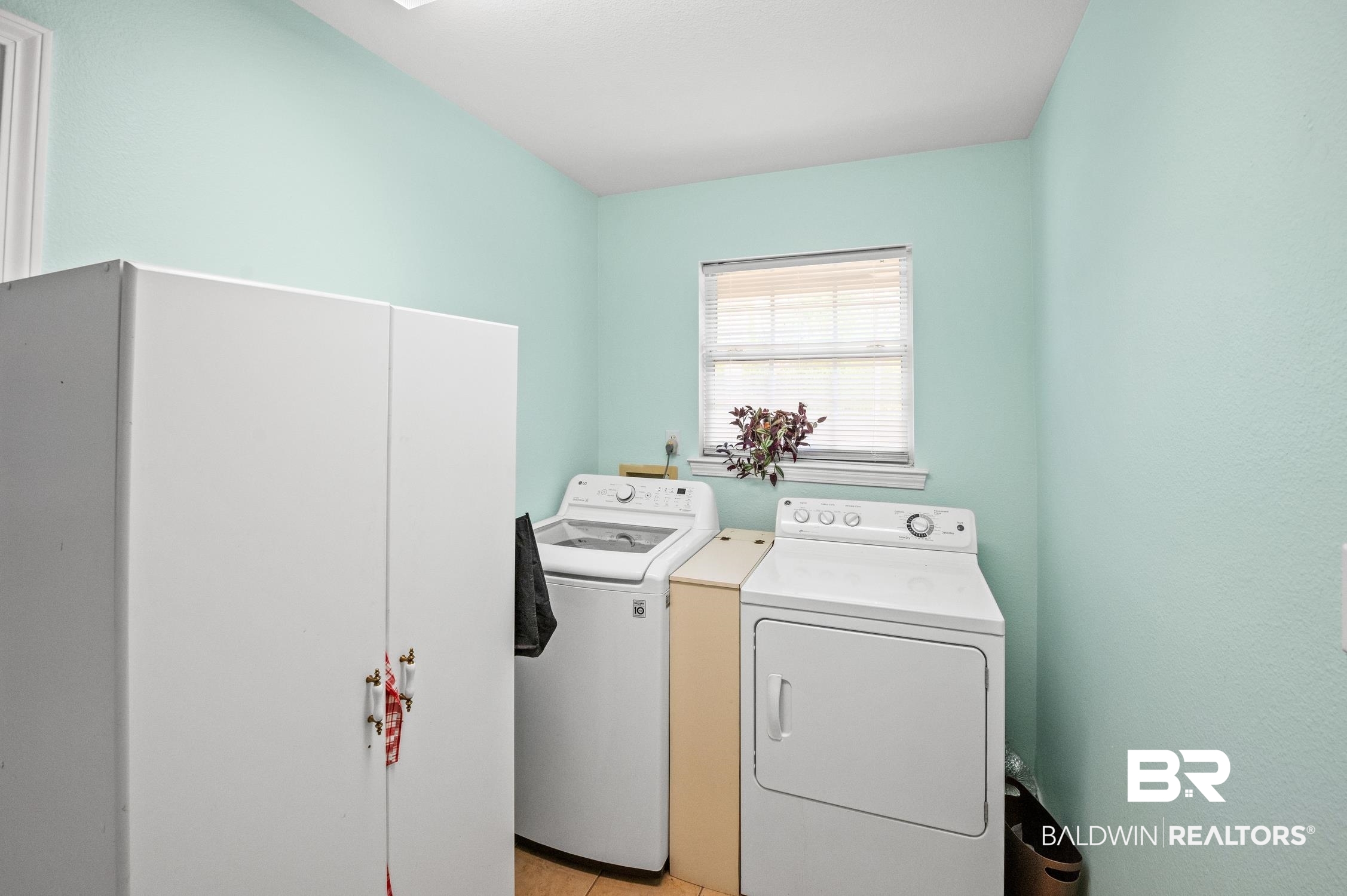 2553 Santa Rosa Drive Lillian, AL 36549 - Photo 21 of 51 Laundry area featuring laundry area and washing machine and clothes dryer