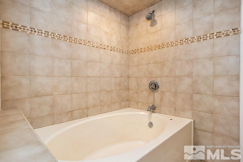 844 Whitaker Drive Reno, NV 89503 - Photo 28 of 34 a bathroom with a bathtub