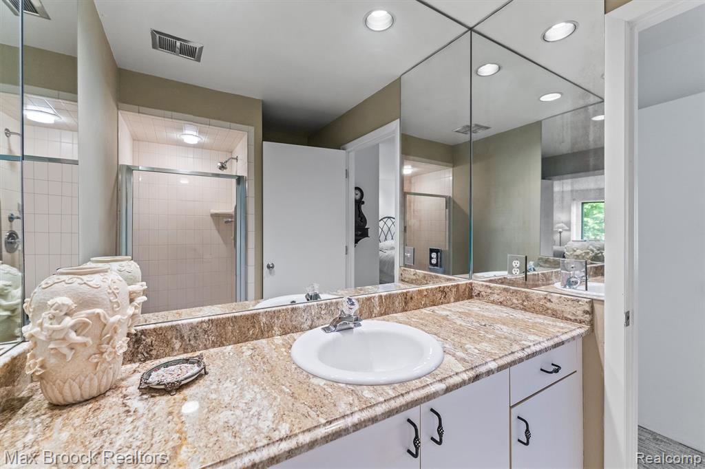 5725 Ridgewood Road West Bloomfield, MI 48322 - Photo 27 of 43