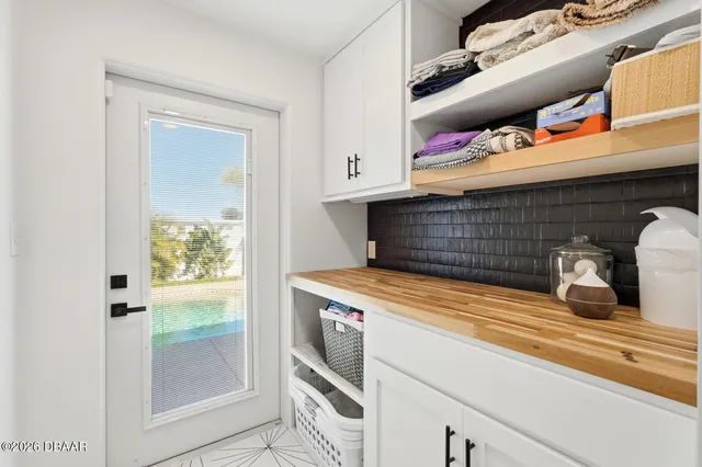 a view of utility room