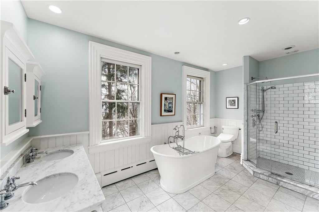 401 Redgate Road Sewickley, PA 15143 - Photo 39 of 50 a bathroom with a bathtub sink and mirror