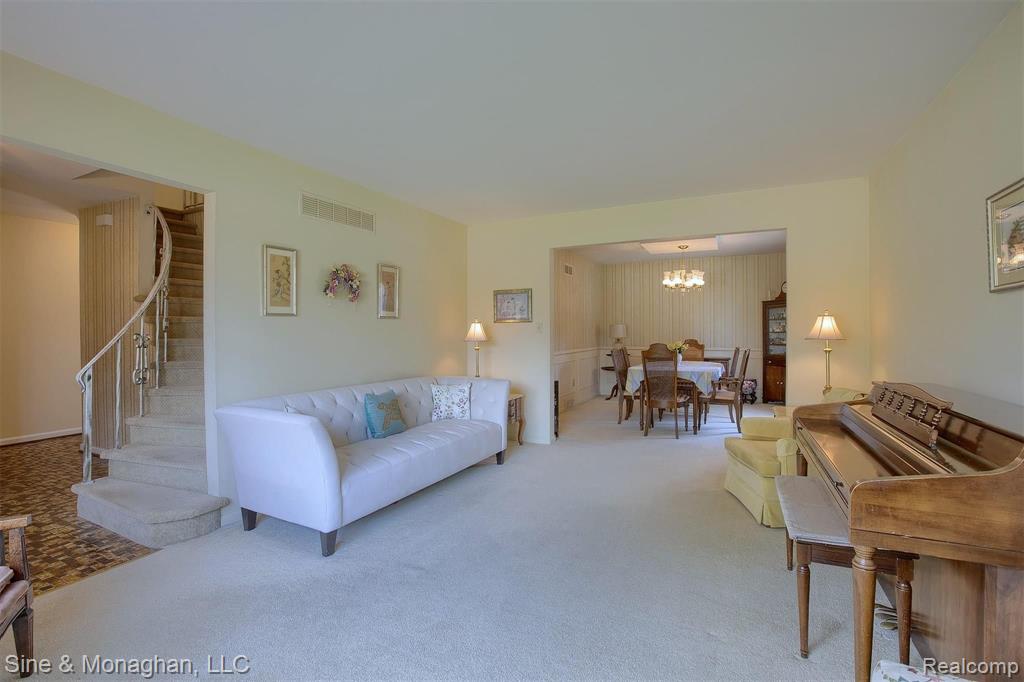 35 Vernier Road Grosse Pointe Shores, MI 48236 - Photo 4 of 38