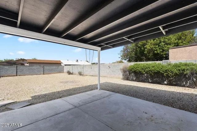 a view of a backyard