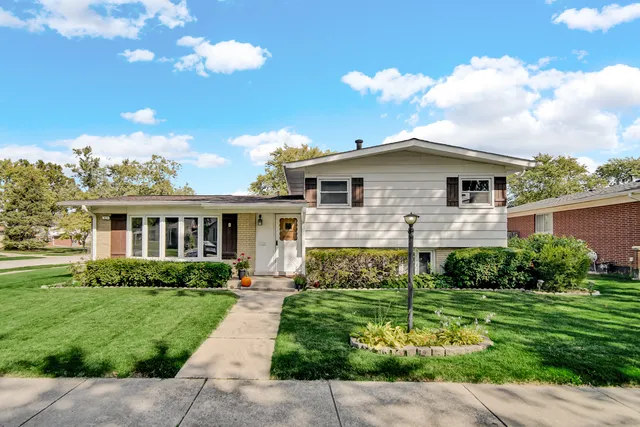 $255,999 | 511 West Arquilla Drive, Glenwood, IL 60425