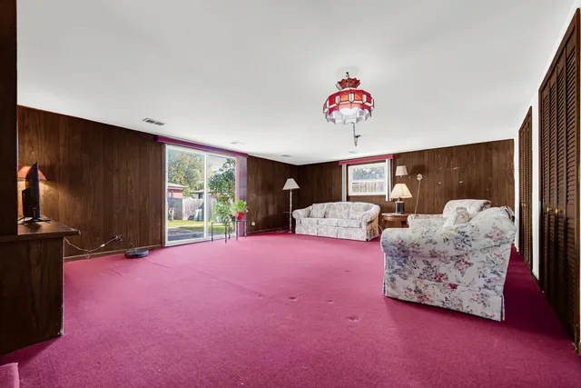 $255,999 | 511 West Arquilla Drive, Glenwood, IL 60425