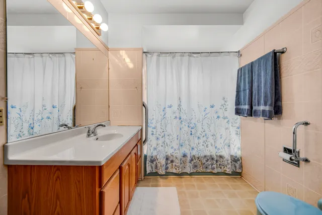 $255,999 | 511 West Arquilla Drive, Glenwood, IL 60425