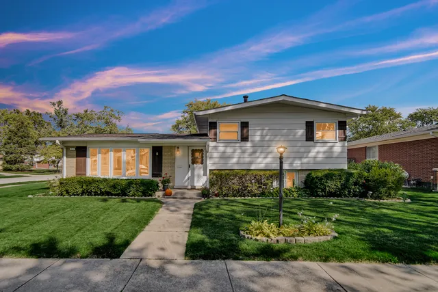 $255,999 | 511 West Arquilla Drive, Glenwood, IL 60425