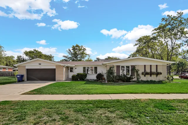 $255,999 | 511 West Arquilla Drive, Glenwood, IL 60425