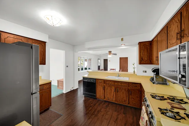 $255,999 | 511 West Arquilla Drive, Glenwood, IL 60425