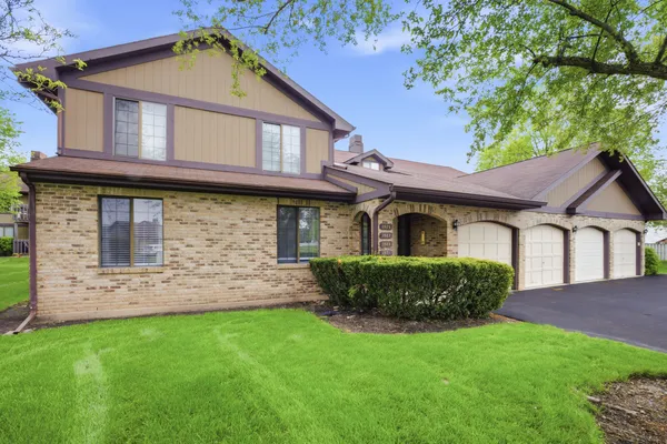 $249,000 | 1925 Golfview Drive, Unit 1A, Bartlett, IL 60103