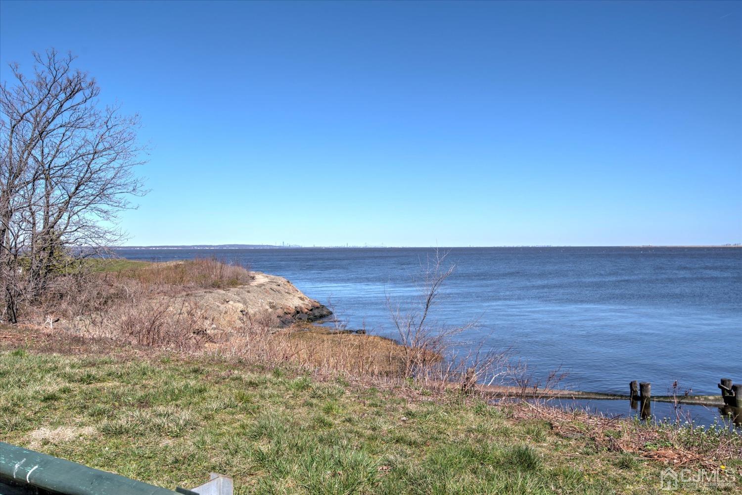 315 Beach Drive Keyport, NJ 07735 - Photo 38 of 40 a view of a yard
