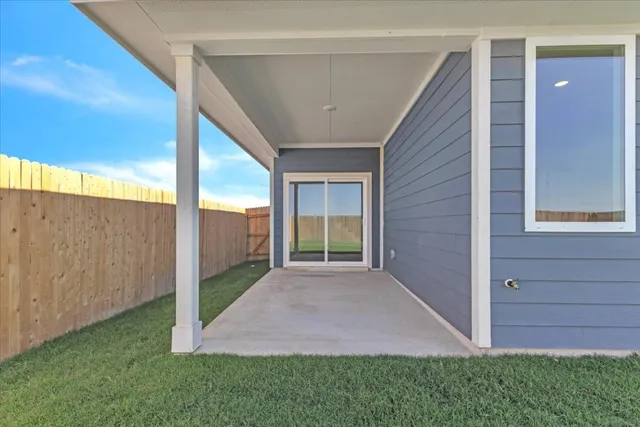a view of backyard with garden
