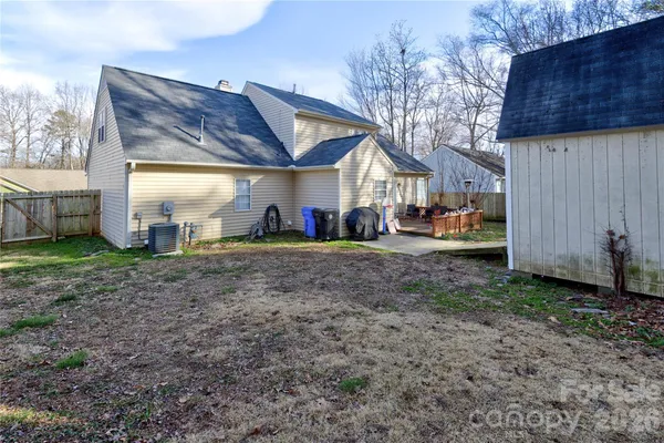 a view of a house with backyard and garden