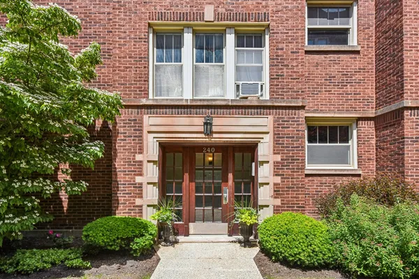 $235,000 | 240 South Maple Avenue, Unit 2W, Oak Park, IL 60302
