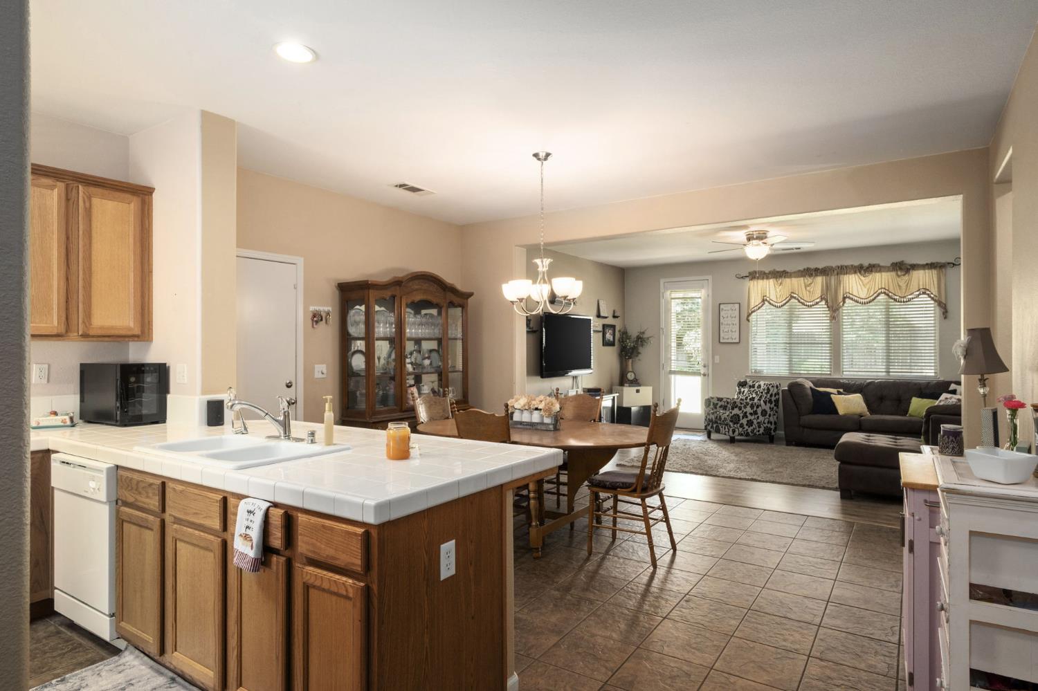 454 Sierra Avenue Reedley, CA 93654 - Photo 7 of 25 a room with lots of counter top space