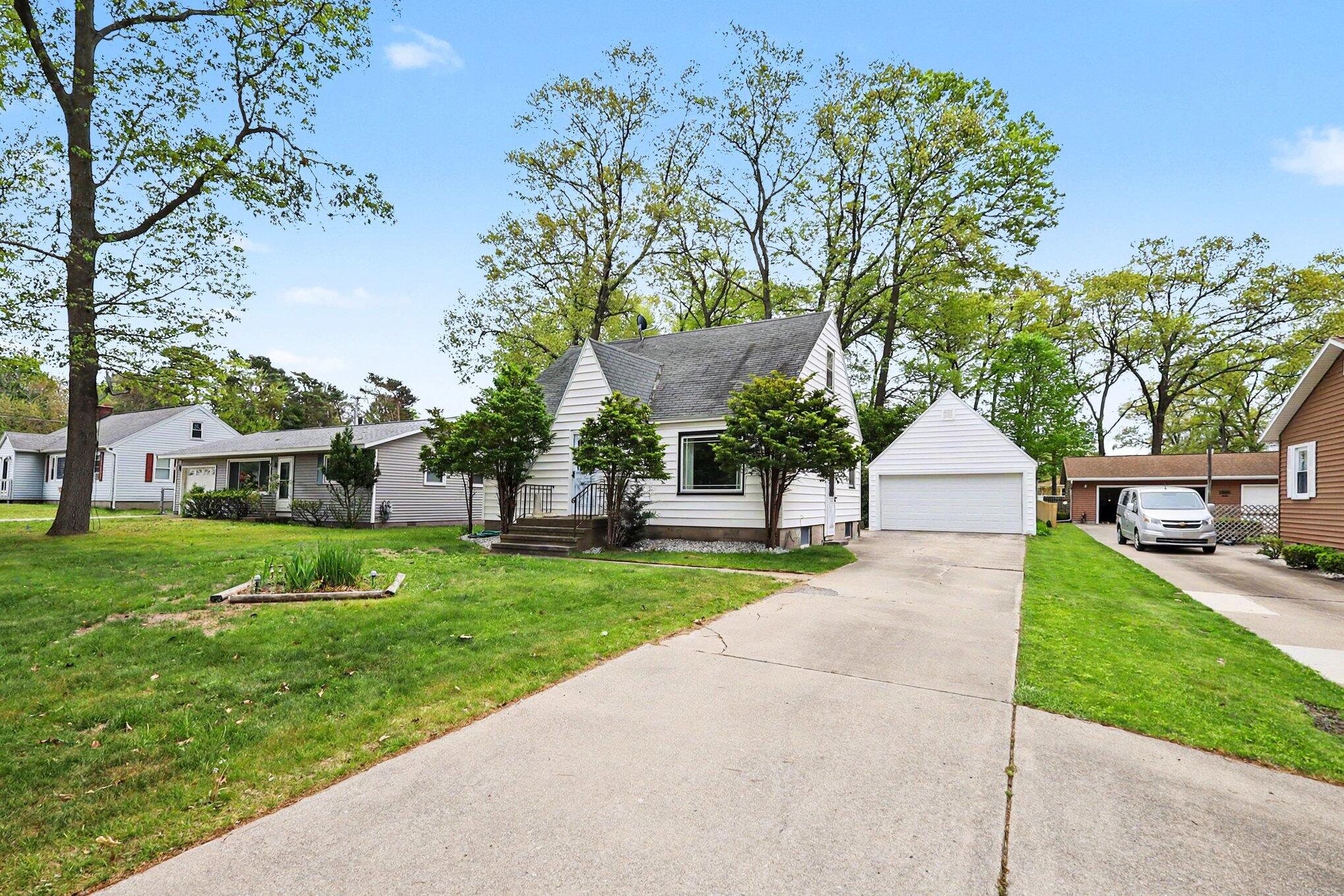 713 East Spring Street Whitehall, MI 49461 - Photo 2 of 25 027_file_8396