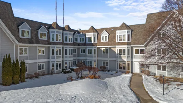 $170,000 | 4035 Victoria Street North, Unit 211, Shoreview, MN 55126