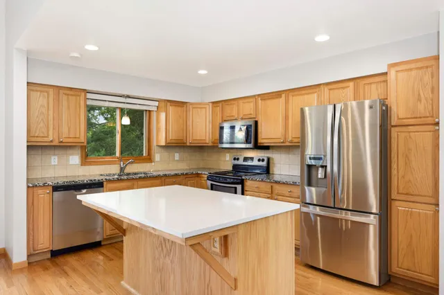 $3,200 | 8666 Windward Circle, Eden Prairie, MN 55344