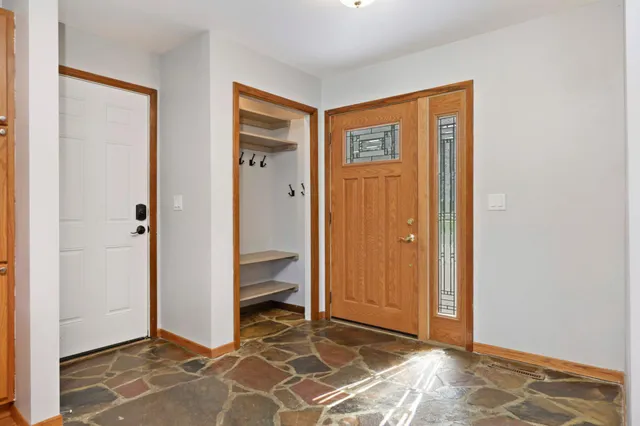 $3,200 | 8666 Windward Circle, Eden Prairie, MN 55344