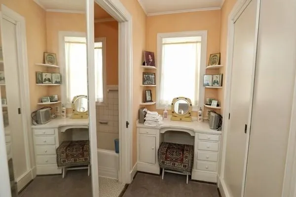 a view of living room with washer and dryer