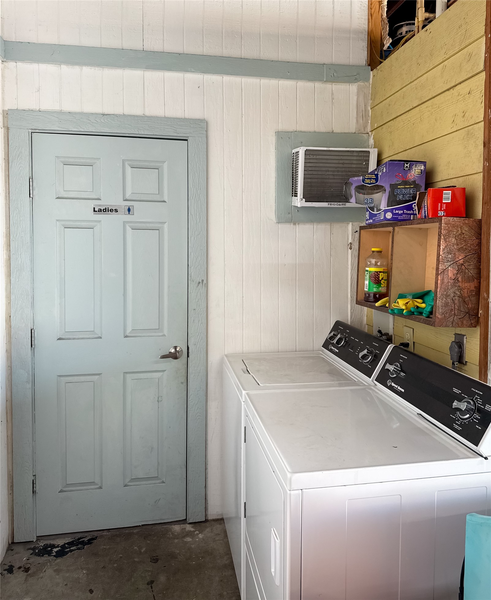 6122 Jessamine Street Houston, TX 77081 - Photo 20 of 29 Laundry area
