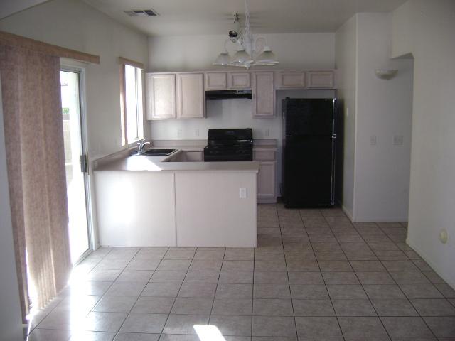 4021 West Carter Road Phoenix, AZ 85041 - Photo 4 of 15 KITCHEN, GLG 04