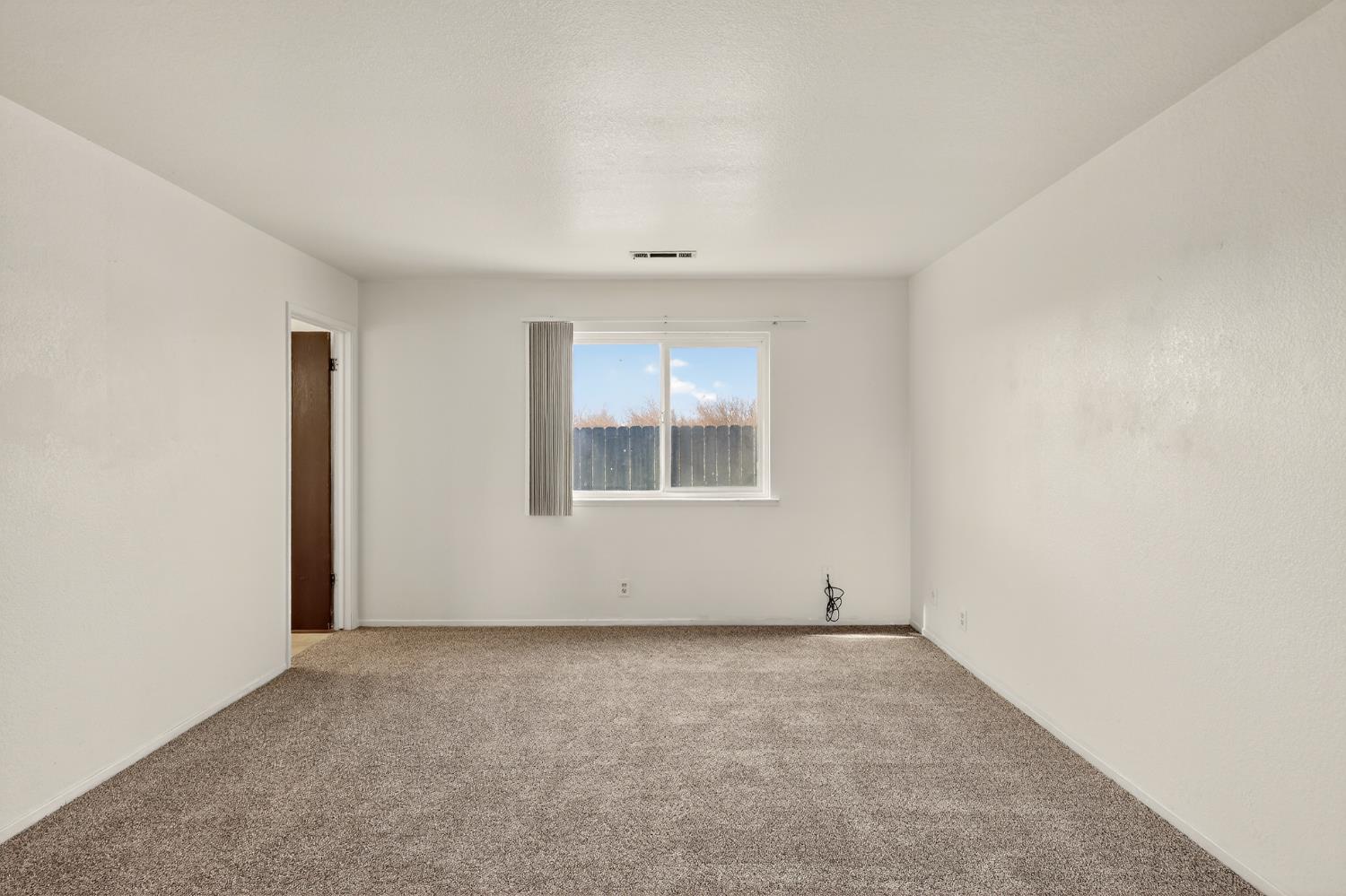 2915 Balsam Way Merced, CA 95348 - Photo 24 of 40 an empty room with a window