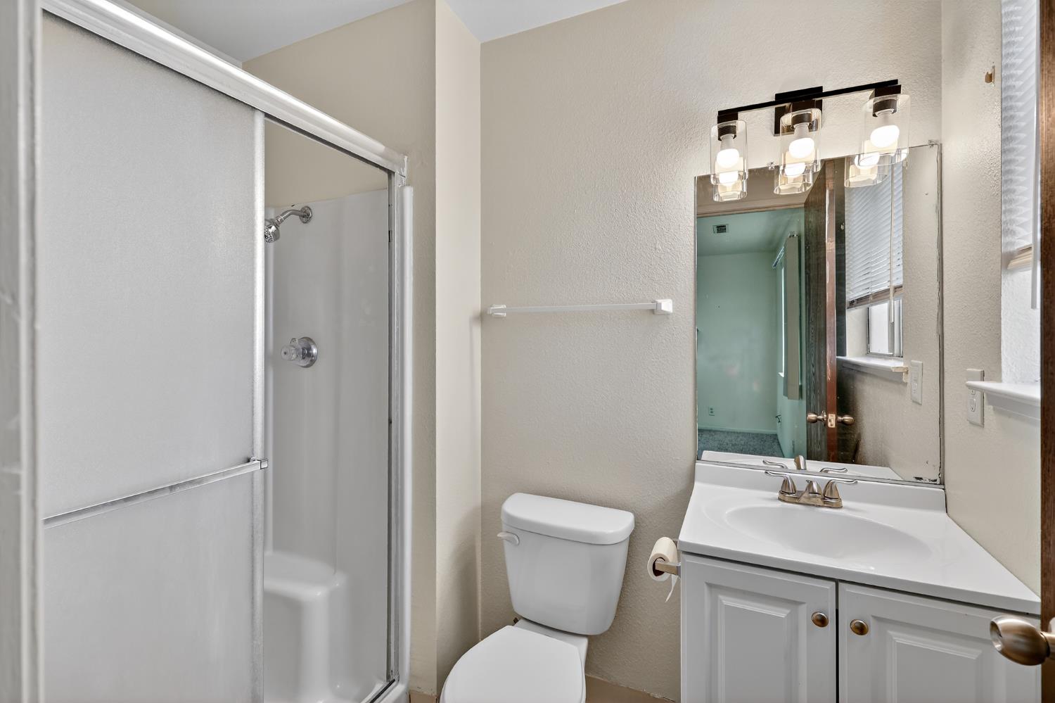 2915 Balsam Way Merced, CA 95348 - Photo 27 of 40 a bathroom with a toilet sink and shower