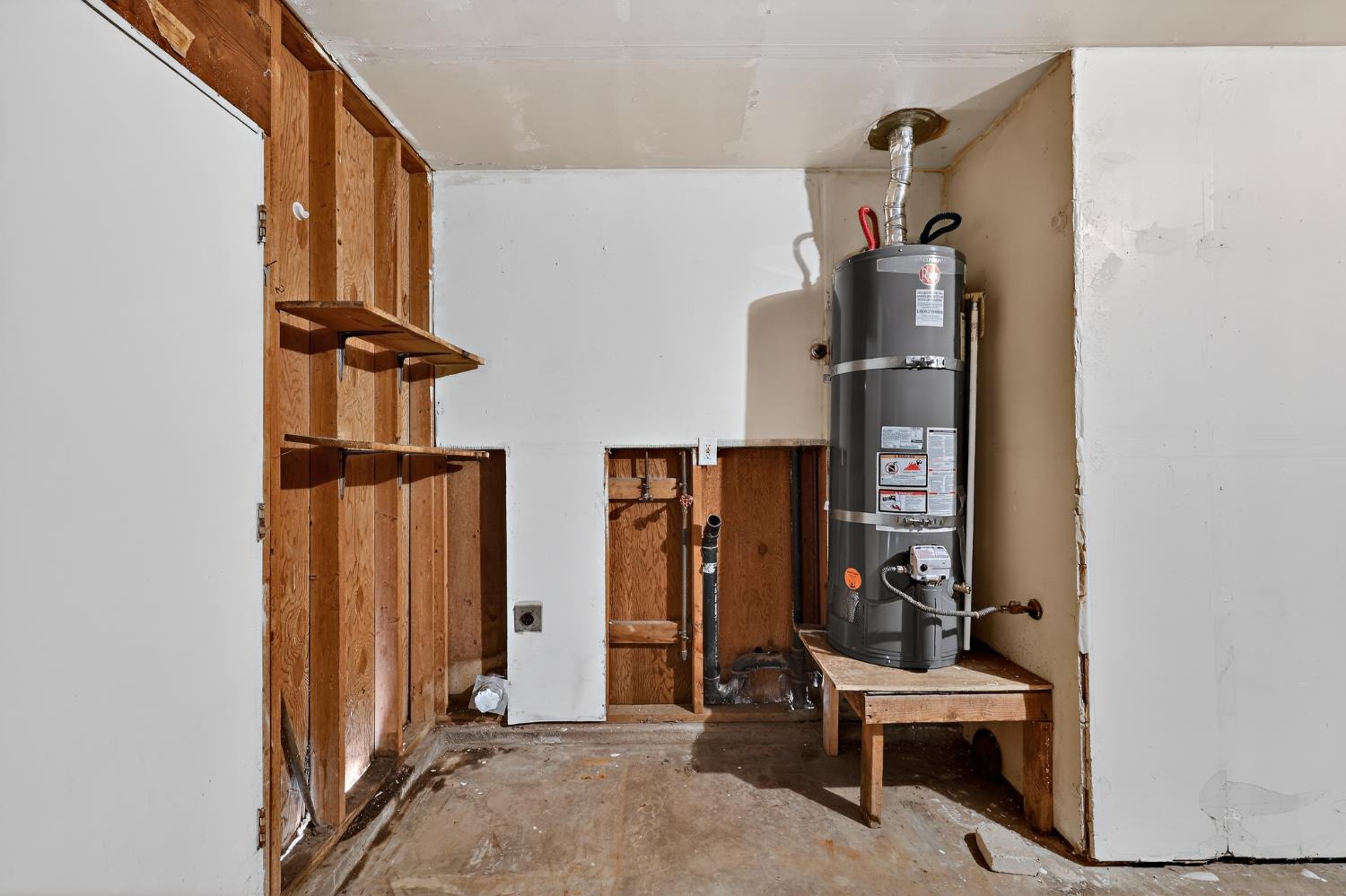 2915 Balsam Way Merced, CA 95348 - Photo 30 of 40 a view of front door with chair and door