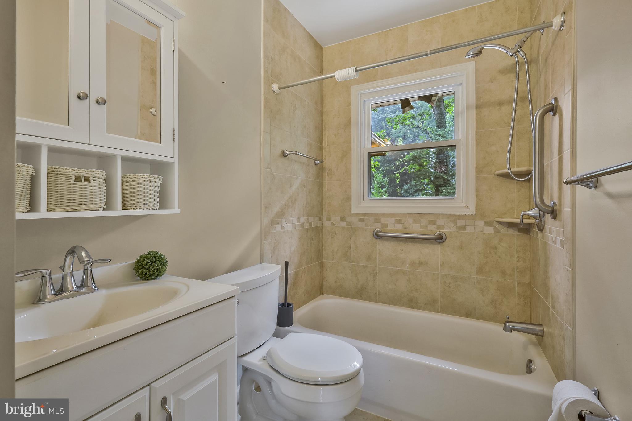 5512 Brookland Road Alexandria, VA 22310 - Photo 22 of 34 2nd full bath on main floor shared by other BRs