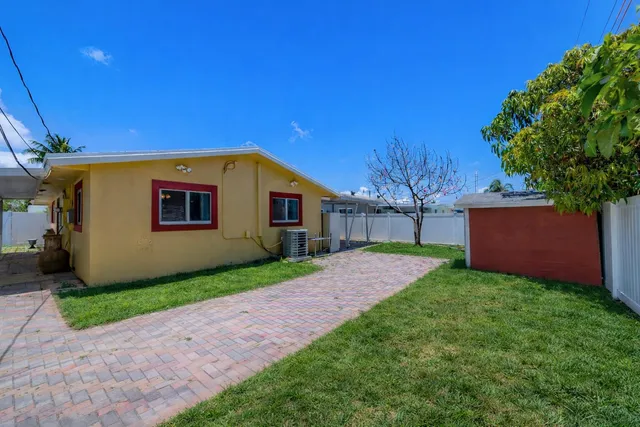 a view of back yard of the house