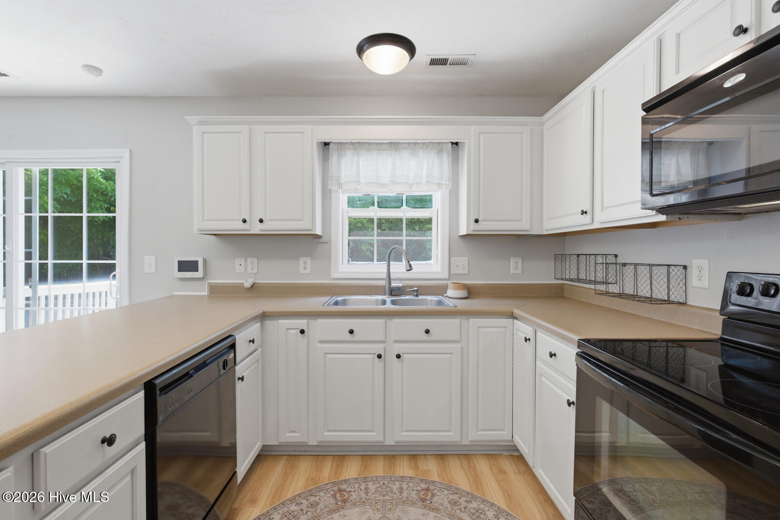 257 Rutherford Way Jacksonville, NC 28540 - Photo 14 of 43 Generous counter space
