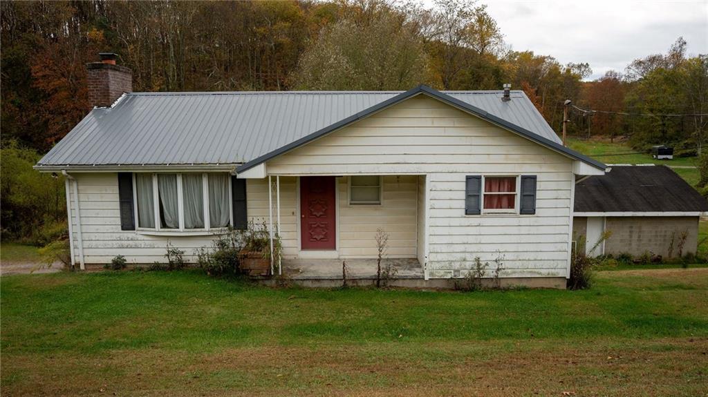 a view of a house with a yard