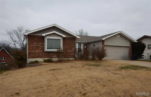 $304,000 | 2 Charleroi Place, Lake St. Louis, MO 63367