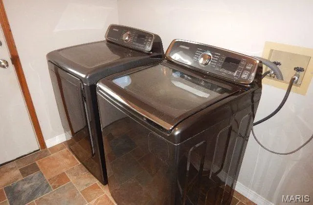 $304,000 | 2 Charleroi Place, Lake St. Louis, MO 63367