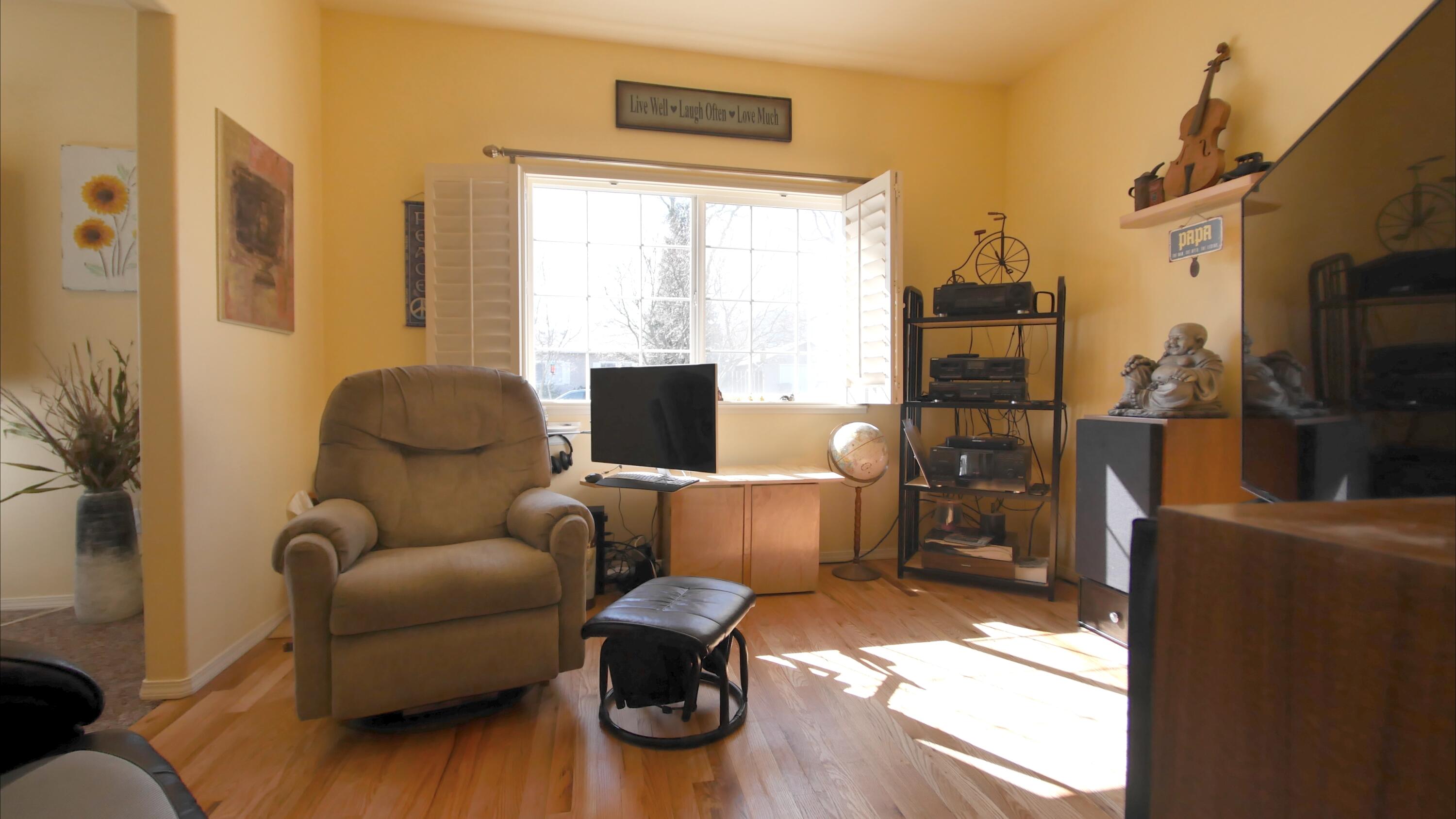 3800 Hilsinger Road Phoenix, OR 97535 - Photo 10 of 30 a living room with furniture and a flat screen tv