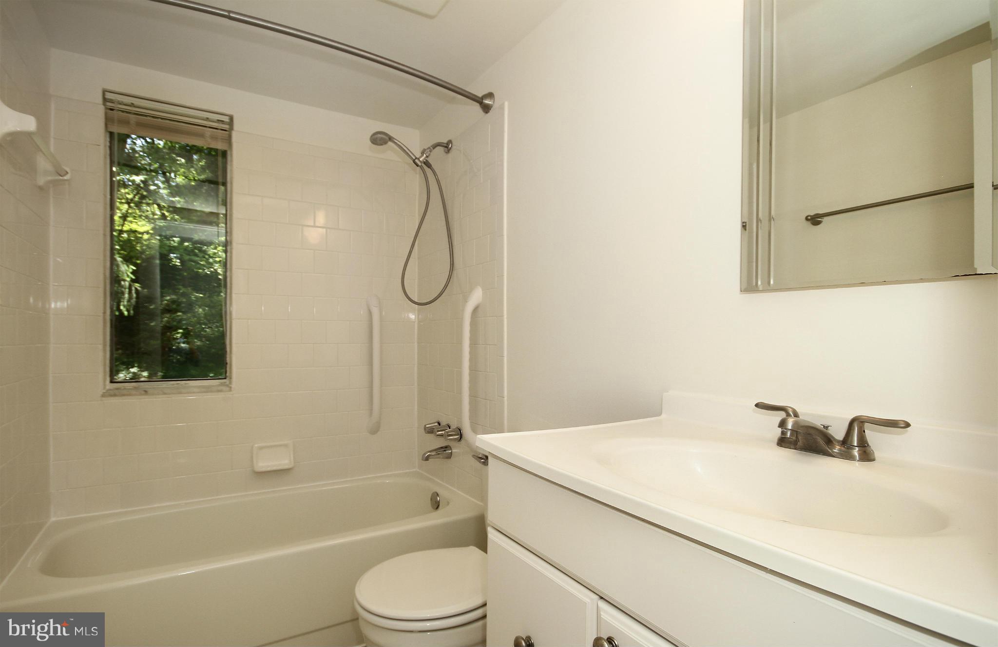 11402 Turnmill Lane Reston, VA 20191 - Photo 11 of 30 Main Level Bath
