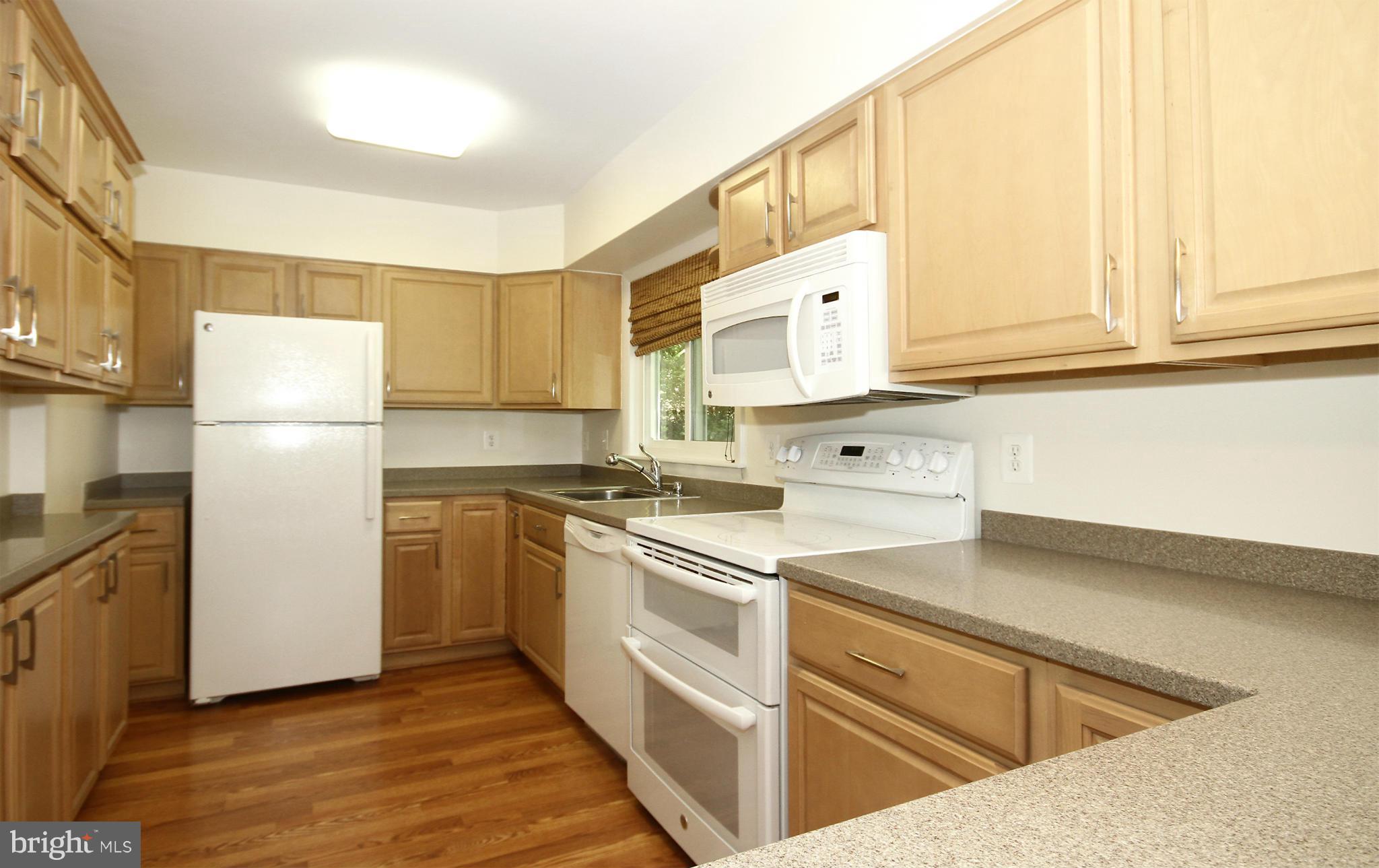 11402 Turnmill Lane Reston, VA 20191 - Photo 4 of 30 Kitchen
