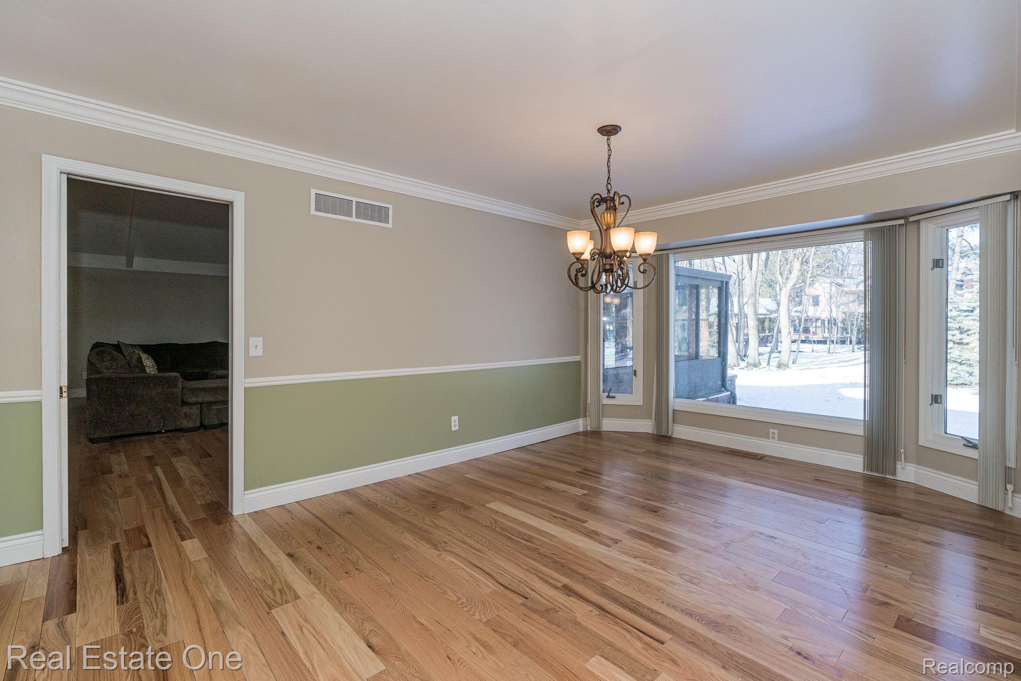 210 Chalmers Drive Rochester, MI 48309 - Photo 10 of 26 Gallery Image 10