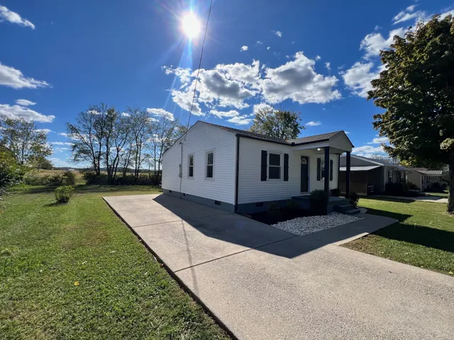 a view of a house with a yard