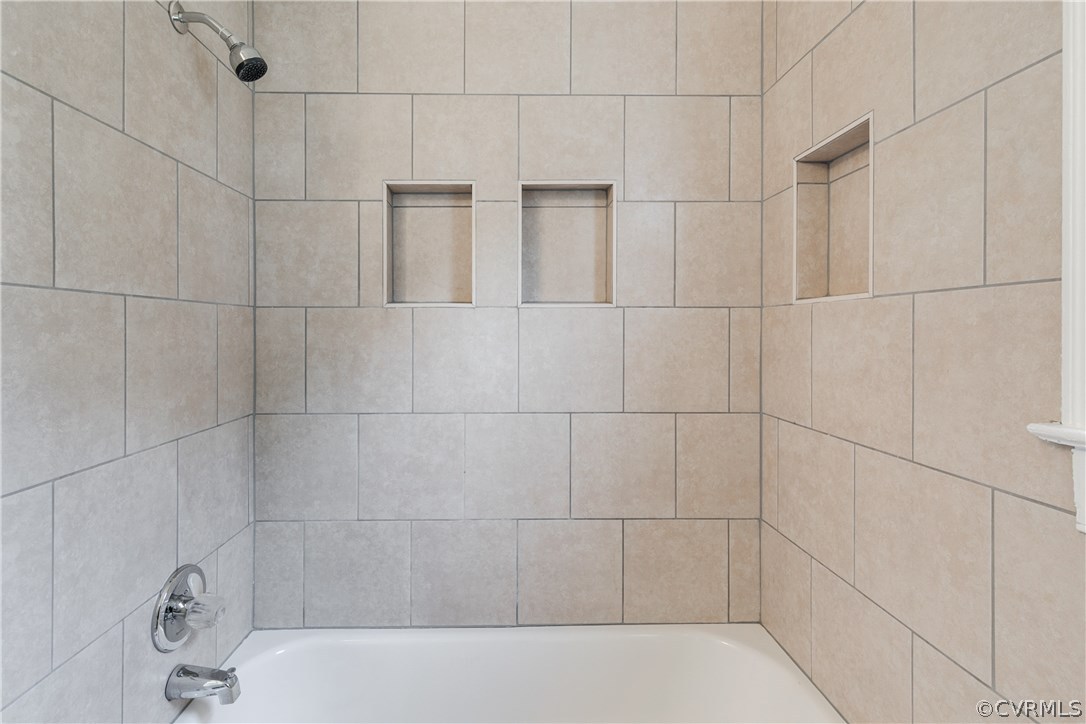 2901 West Strathmore Road North Chesterfield, VA 23237 - Photo 15 of 36 a bathroom with a bathtub
