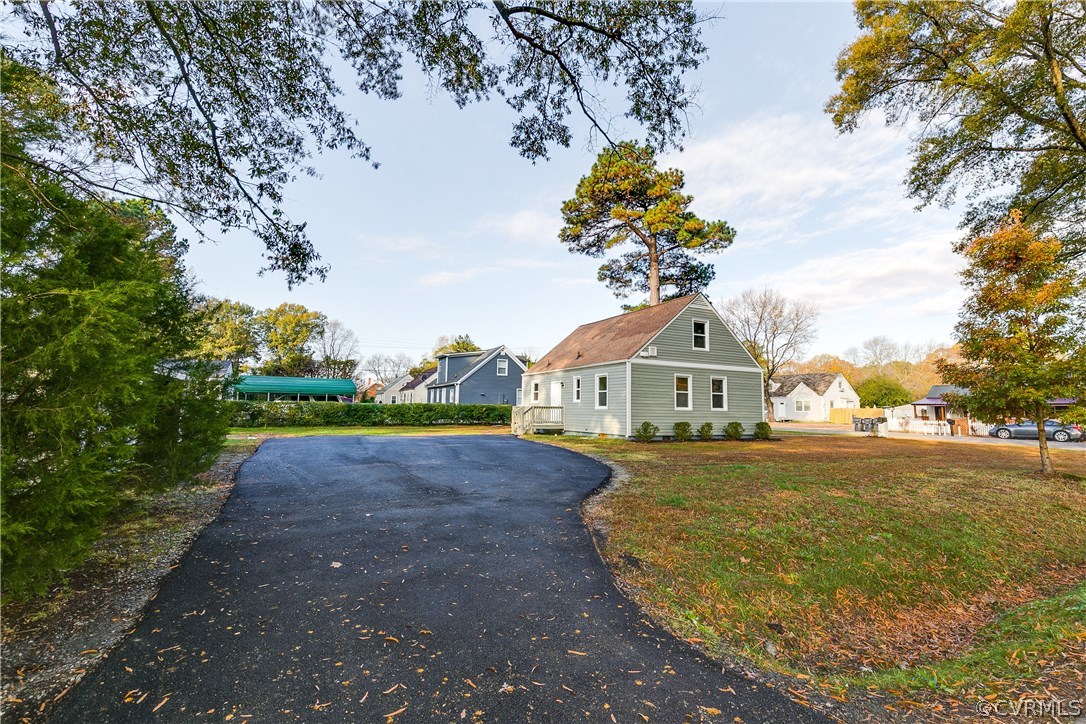2901 West Strathmore Road North Chesterfield, VA 23237 - Photo 31 of 36 a house with a big yard