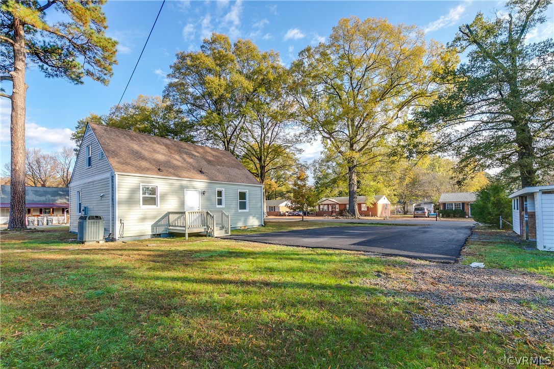 2901 West Strathmore Road North Chesterfield, VA 23237 - Photo 33 of 36 a view of a house with a big yard
